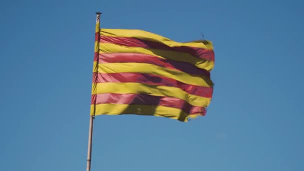 Katalonien Spanien Officiella Flagga Viftar Kraftigt Grund Stark Vind Färgerna — Stockvideo