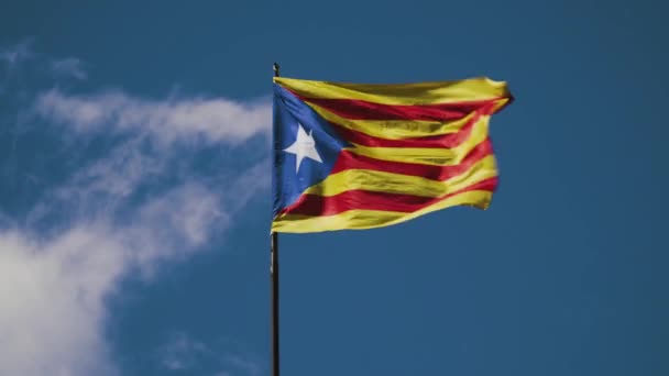 Een Vlag Van Republiek Van Catalonië Zwaaien Vanwege Een Sterke — Stockvideo