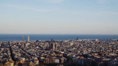 Barcelona, İspanya, uçaksavar mülteci tepesinden panoramik manzaralı. Görülüyor Akdeniz ve şehrin bazı önemli anıtlar.
