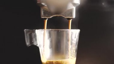 Bir espresso kahve kahve makinesinin görünümü kadar yakın.