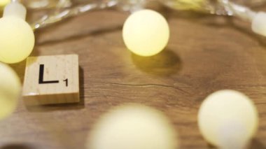 Word aşk mektup blok ile kurulan ve ışıklar flicking tarafından çevrili.