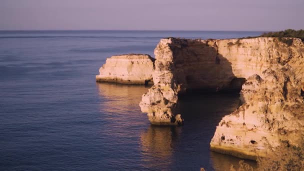 アルガルヴェ地方の領域にポルトガルの大西洋岸の巨大な岩の塊 穏やかな水域で いくつかのカモメ — ストック動画