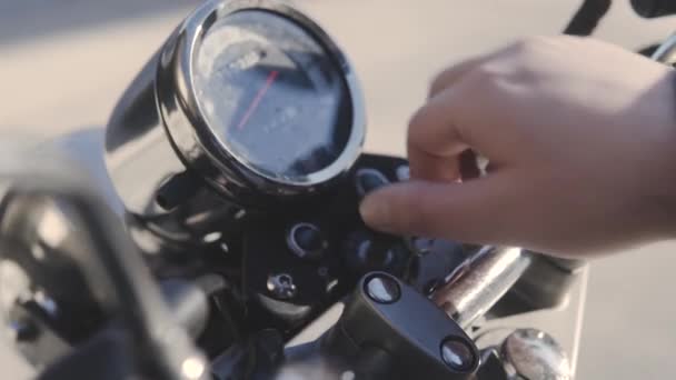 有人转动钥匙打开摩托车 — 图库视频影像