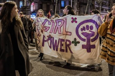 Barcelona, İspanya / İspanya - 8th Mart 2019: üç kadın taşımak bir protesto afiş 8th Mart 2019 feminist serilerinden Barcelona, İspanya.
