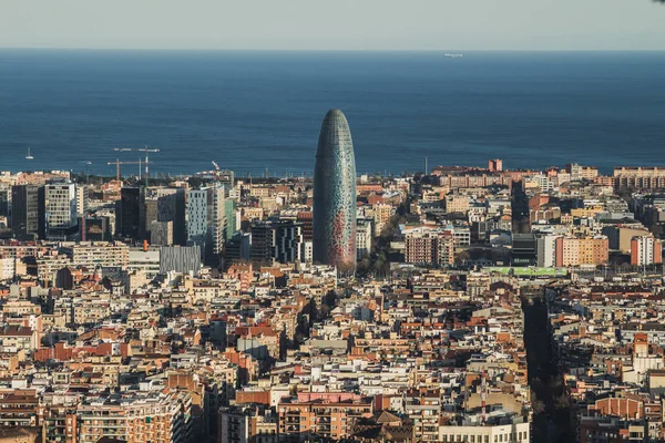 Una vista de la ciudad de Barcelona, con el mar Mediterráneo en el fondo . —  Fotos de Stock