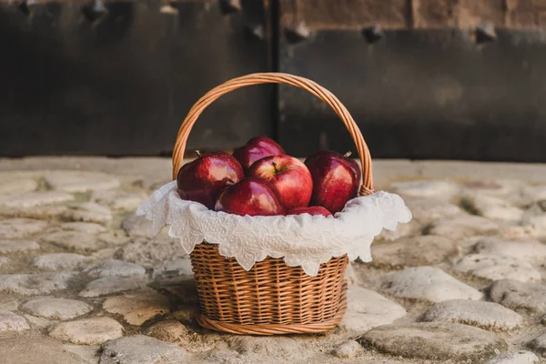 Una canasta llena de manzanas rojas . — Foto de Stock