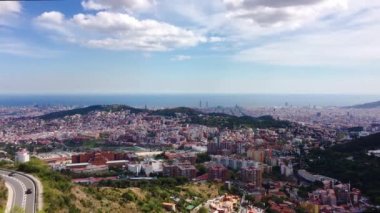 Barselona, Ispanya bir zaman atlamalı. Collserola dağından görülen şehir geniş bir görünüme sahiptir. Akdeniz arka görmek.