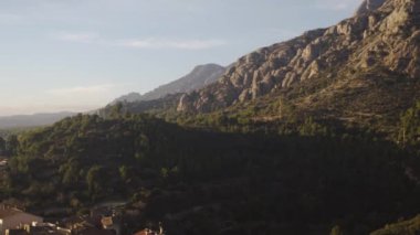 Montserrat dağından Collbat adlı en yakın kasabasına bir manzara. Barselona kentine sadece 35 dakika uzaklıktadır..