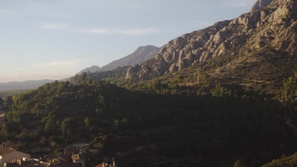 Uma Vista Montanha Montserrat Para Sua Cidade Mais Próxima Chamada — Vídeo de Stock