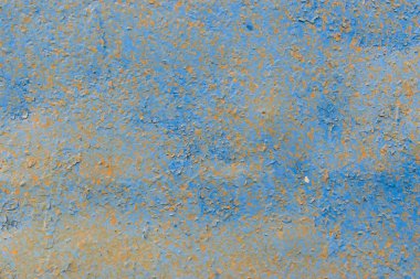 soyma ile boyanmış ve soyut bir arka plan olarak mavi boya ile çatlamış paslı metal yüzey