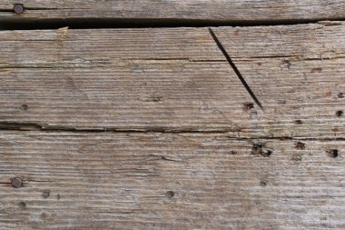 çatlaklar, düğümler ve pürüzlü bir yüzey ile bir tahta şeklinde eski gri-kahverengi doğal ahşap arka plan