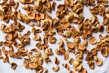 kurutulmuş meyve elma ve armut sarı-kahverengi beyaz bir bez üzerinde yalan