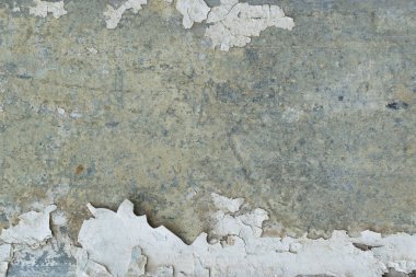 Soyut bir arka plan olarak sarı ve kahverengi lekeler ile eski gri duvar