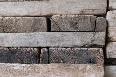 çatlaklar, düğümler ve pürüzlü bir yüzey ile bir tahta şeklinde eski gri-kahverengi doğal ahşap arka plan