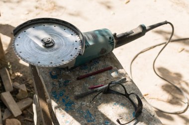 İnşaat ve onarım için kesme tekerleği ile elektrikli alet