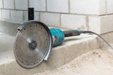 İnşaat ve onarım için kesme tekerleği ile elektrikli alet