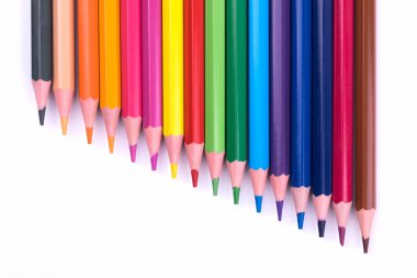 Renkli keskinleştirilmiş ahşap kalemler yaratıcılık için kağıt beyaz bir levha üzerinde yalan, çizim, notlar, metinler ve harfler