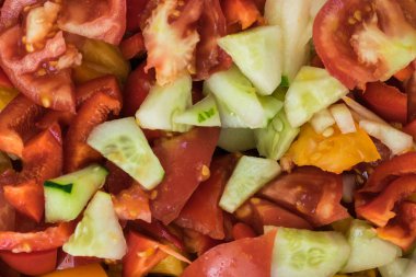 Taze salatalık, kırmızı biber ve domates salatası