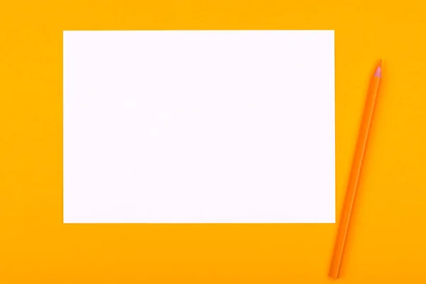 Белый Лист Бумаги Рисунков Текстов Заметок Рядом Карандашом Лежит Оранжевом — стоковое фото