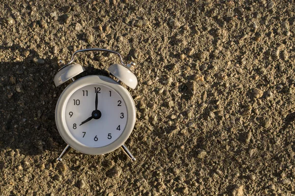 目覚まし時計付きの時計は 夜明けや日没 朝や夕方の太陽の舗装にあり 時間を示しています — ストック写真