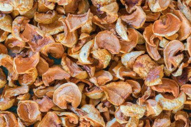 Kurutulmuş meyve elma ve armut bir arka plan olarak tuval üzerine dağınık