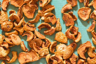 Kurutulmuş meyve elma ve armut bir arka plan olarak tuval üzerine dağınık