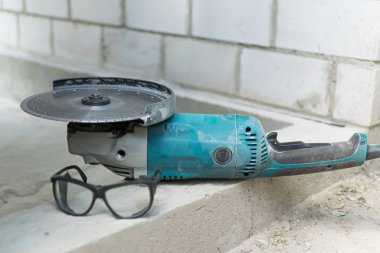 İnşaat ve onarım için kesme tekerleği ile elektrikli alet