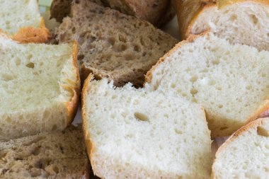 Beyaz ve kahverengi ekmek, dilimlenmiş