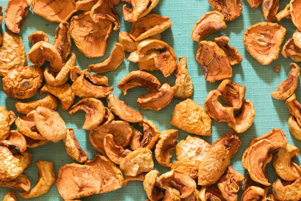 Kurutulmuş meyve elma ve armut bir arka plan olarak tuval üzerine dağınık