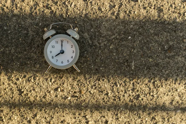 Годинник Будильником Лежить Тротуарі Сонці Світанку Або Заході Сонця Вранці — стокове фото