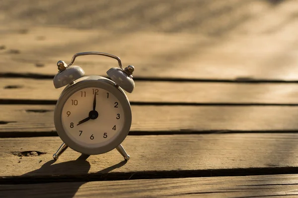 Eine Uhr Mit Wecker Steht Auf Holzbrettern Der Sonne Bei — Stockfoto