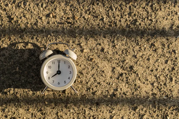 Годинник Будильником Лежить Тротуарі Сонці Світанку Або Заході Сонця Вранці — стокове фото