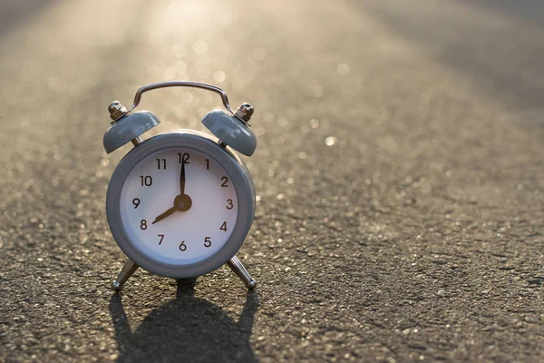 Годинник Будильником Стоїть Тротуарі Сонці Світанку Або Заході Сонця Вранці — стокове фото