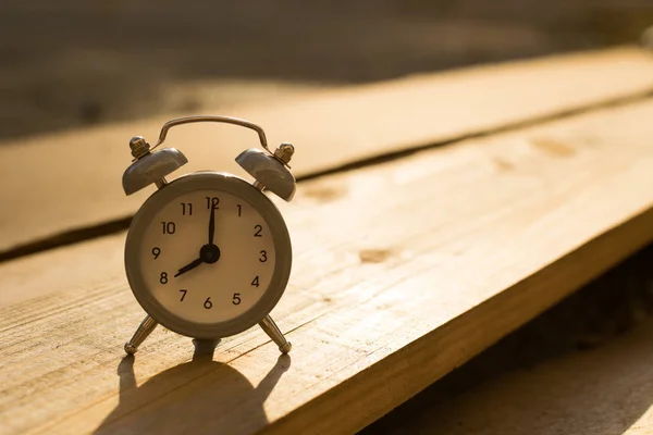 Ένα Ρολόι Ξυπνητήρι Στέκεται Ξύλινες Σανίδες Στον Ήλιο Την Αυγή — Φωτογραφία Αρχείου