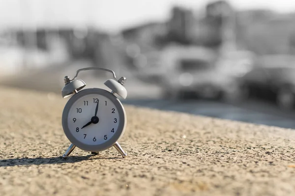 Годинник Будильником Тлі Міської Вулиці Дорогою Стрілками Показують Точний Час — стокове фото