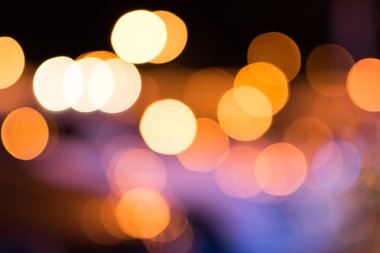 Soyut şenlikli arka plan için bulanık bokeh daireler ve renkli noktalar.