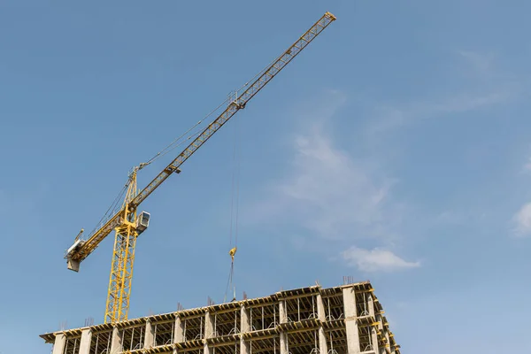 Een Hoogbouw Kraan Tegen Hemel Bouwt Aan Een Gebouw Met — Stockfoto