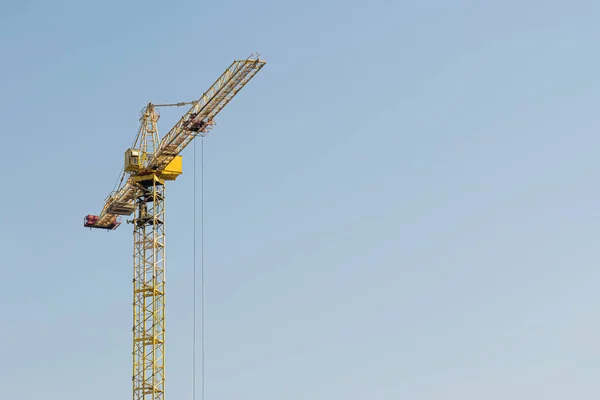 Yellow High Rise Building Crane Blue Sky Builds Multi Storey — Stock Photo, Image