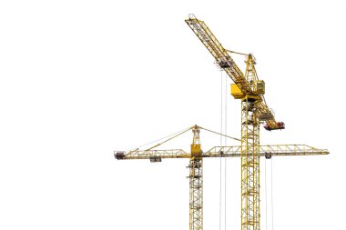 Beyaz izole arka plan üzerinde sarı inşaat vinç mimari tasarıma göre metal, beton ve tuğla modern teknolojileri kullanarak çok katlı konut binaları inşa