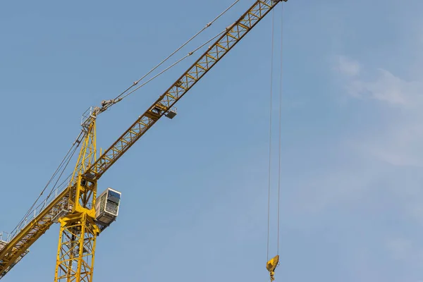 Yellow High Rise Building Crane Blue Sky Builds Multi Storey — Stock Photo, Image