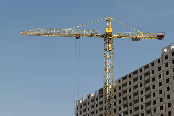 Verschillende Gele Hoogbouw Kranen Bouwen Meerdere Verdiepingen Tellende Multi Appartement — Stockfoto