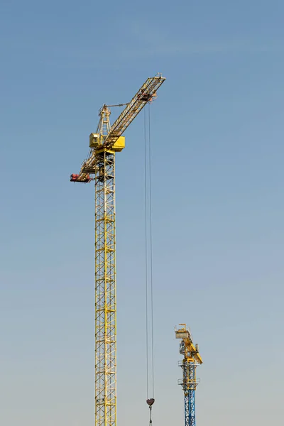 Yellow High Rise Building Crane Blue Sky Builds Multi Storey — Stock Photo, Image