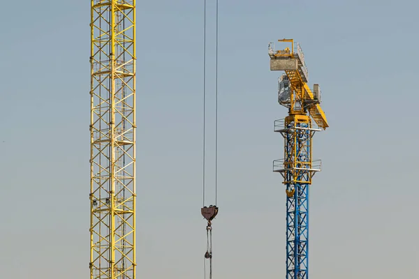 Een Gele Hoogbouw Kraan Tegen Een Blauwe Lucht Bouwt Meerdere — Stockfoto