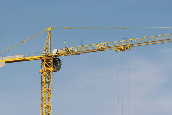 Yellow High Rise Building Crane Blue Sky Builds Multi Storey — Stock Photo, Image