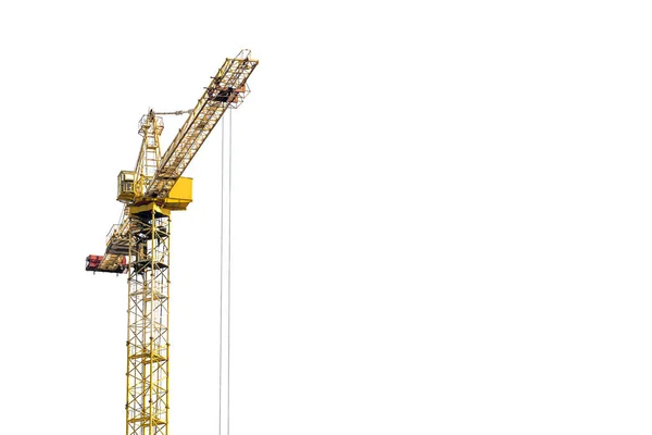 Beyaz izole arka plan üzerinde sarı inşaat vinç mimari tasarıma göre metal, beton ve tuğla modern teknolojileri kullanarak çok katlı konut binaları inşa