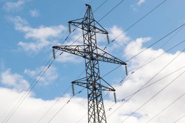 Gökyüzüne karşı güçlü güç telleri ile metal direkleri yüksek voltajlı teknolojik güç hatları
