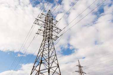 Gökyüzüne karşı güçlü güç telleri ile metal direkleri yüksek voltajlı teknolojik güç hatları