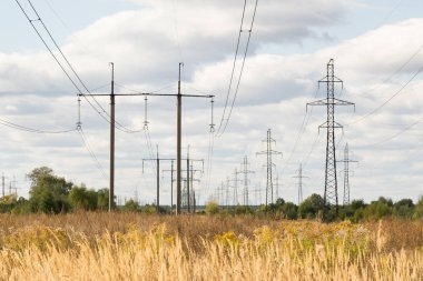 Gökyüzüne karşı güçlü güç telleri ile metal direkleri yüksek voltajlı teknolojik güç hatları