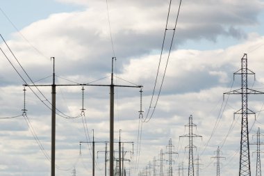 Gökyüzüne karşı güçlü güç telleri ile metal direkleri yüksek voltajlı teknolojik güç hatları