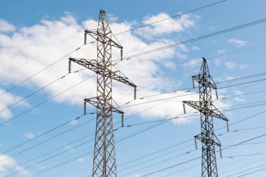 Gökyüzüne karşı güçlü güç telleri ile metal direkleri yüksek voltajlı teknolojik güç hatları